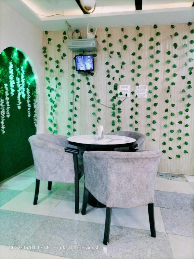 Oyo Mosaic Hotel And Restaurant Gonda Bagian luar foto