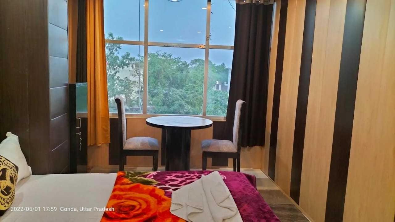 Oyo Mosaic Hotel And Restaurant Gonda Bagian luar foto