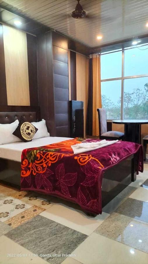 Oyo Mosaic Hotel And Restaurant Gonda Bagian luar foto